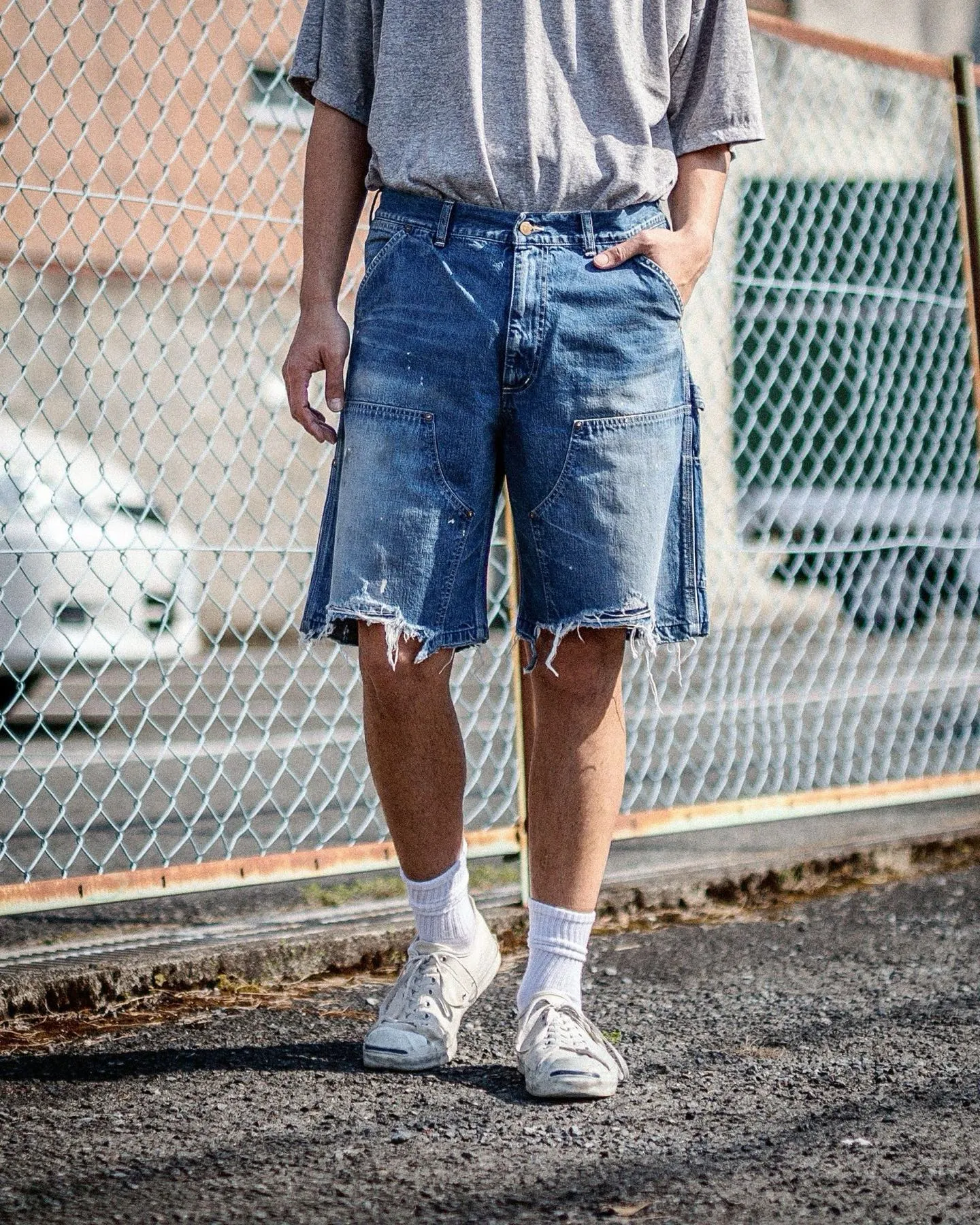 SAINT Mxxxxxx DOUBLE KNEE SHORTS/BLU Knee patches splashed with ink and water-splashed denim shorts. Denim blue S-XL. Custom-woven and dyed denim fabric with clear texture. Heavy-wash water-fading treatment to create local mottled fading/hole effects. Artificial distressing to simulate natural wearing marks. VINTAGE sense. Original consistent damage treatment. Hand-splashed ink and paint. Original consistent wash mark/pocket mark. Double knee patch. Rivet reinforcement. Improve functionality while enhancing design